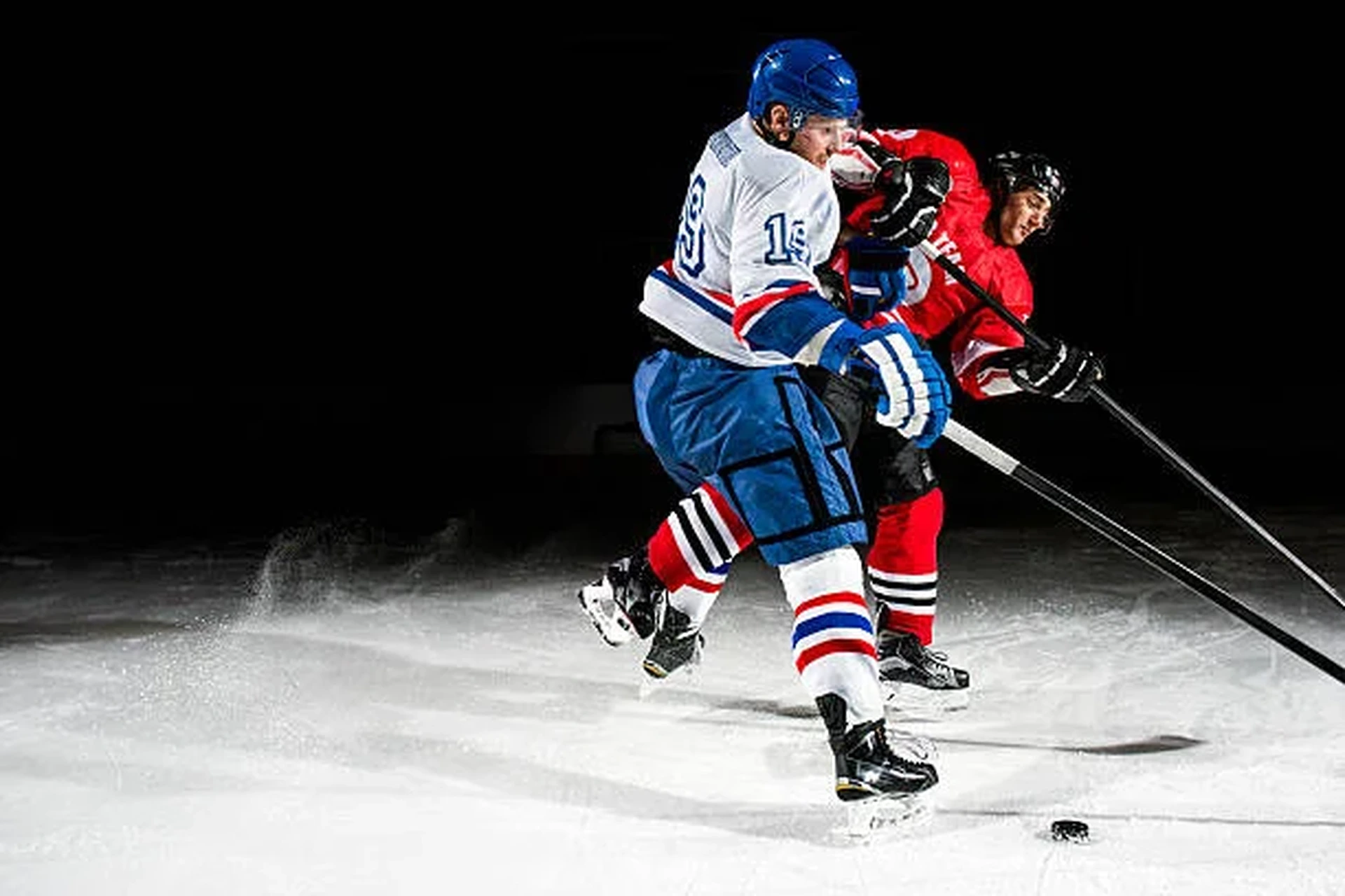 pg娱乐冰球运动员带球突破防守