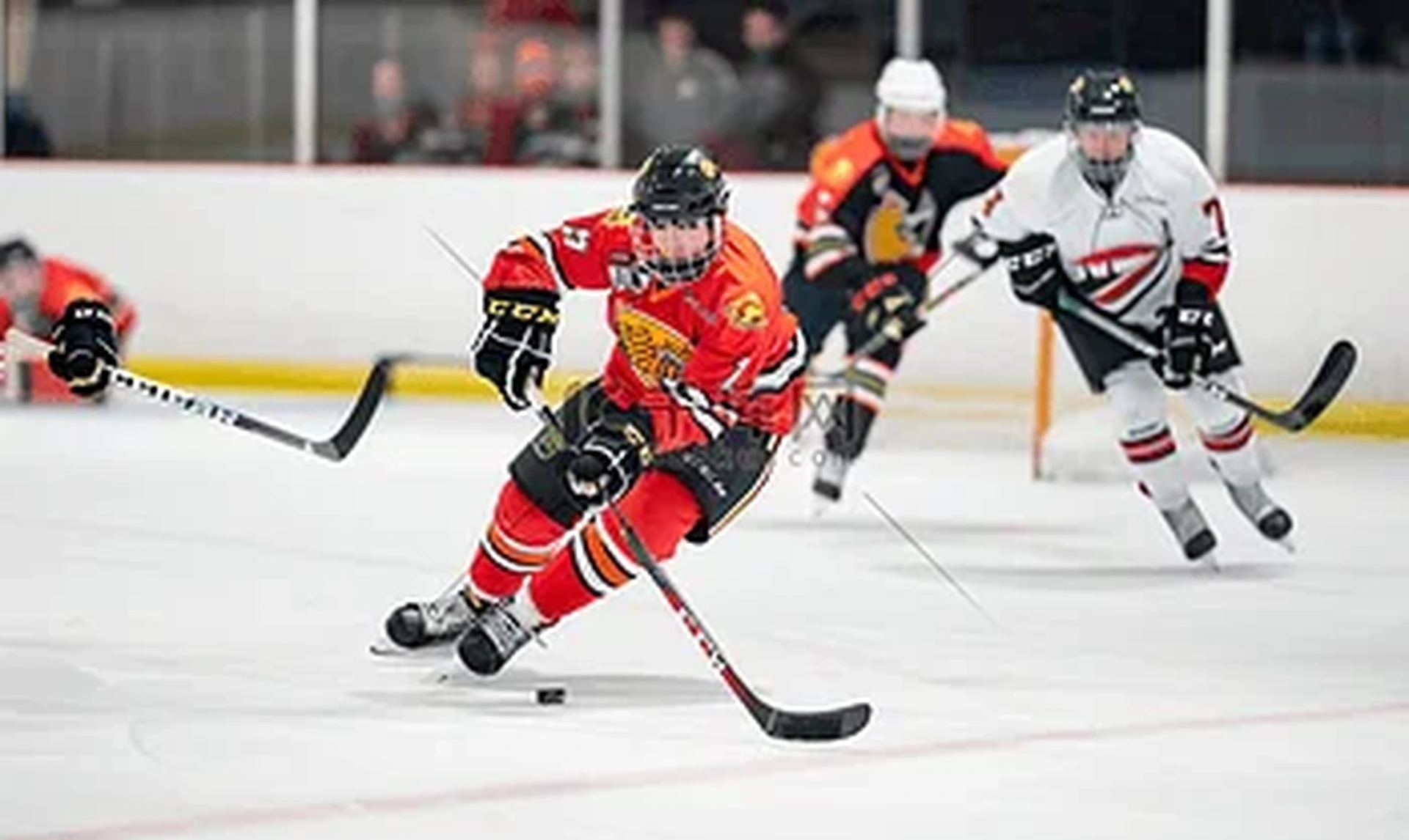 pg娱乐冰球运动员射门精彩瞬间