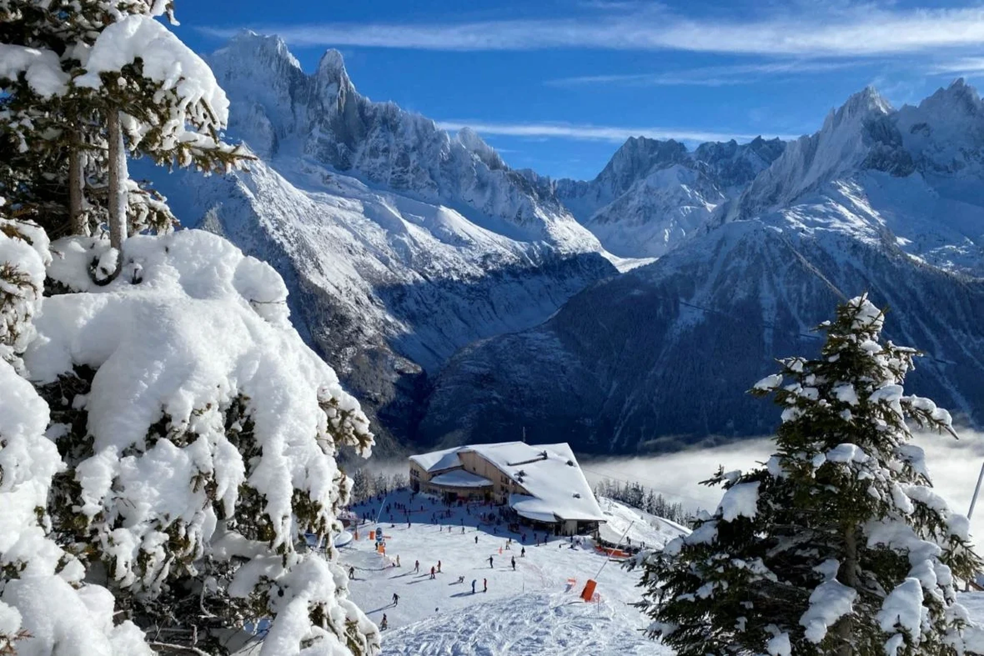 pg娱乐推荐霞慕尼勃朗峰滑雪场景